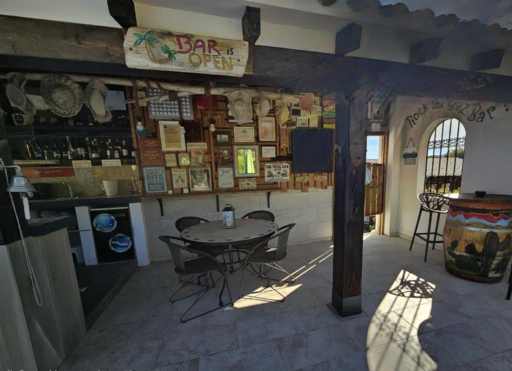Bar exterior techado
