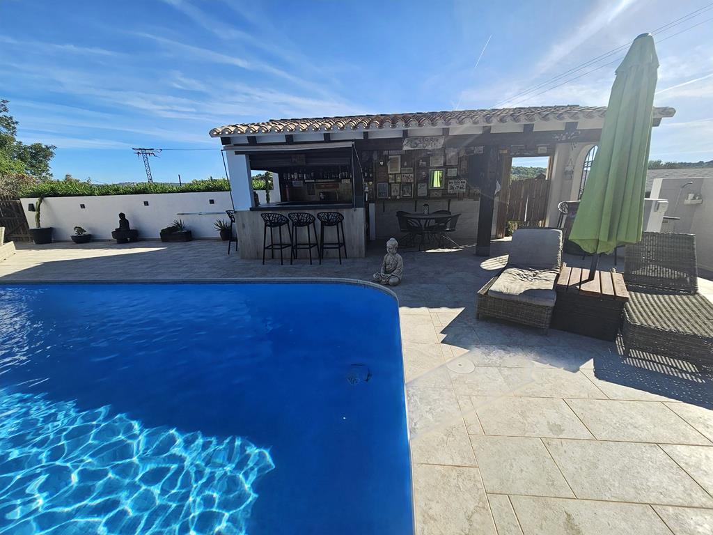 Piscina y bar exterior