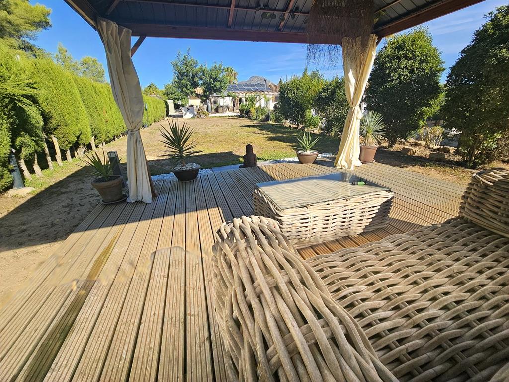 Pérgola en el jardín