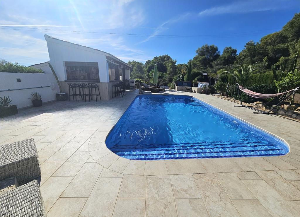 Piscina y terraza