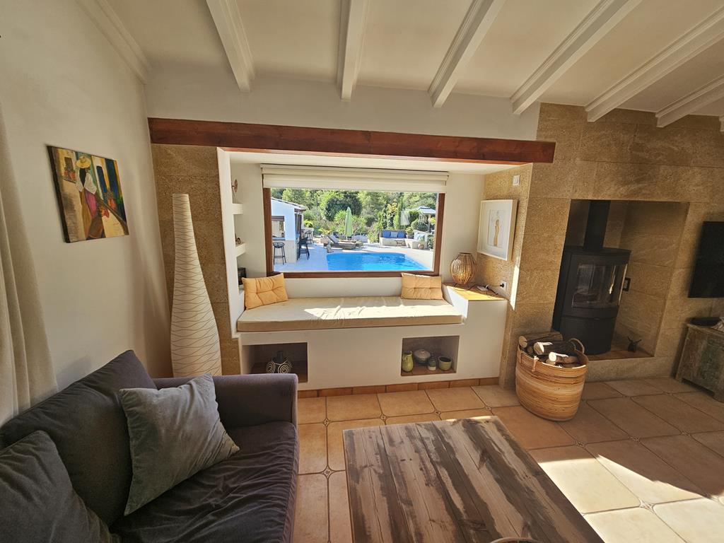 Salón con vistas a la piscina