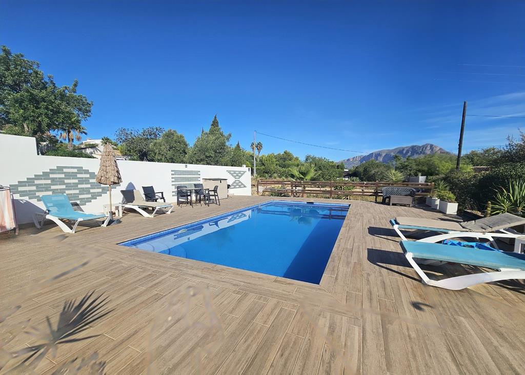 Piscina y terraza