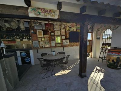 Bar exterior techado