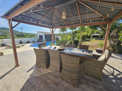 Pérgola junto a la piscina