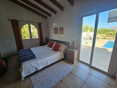 Dormitorio con acceso a la piscina