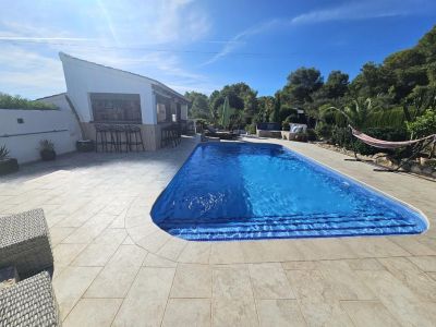 Piscina y terraza