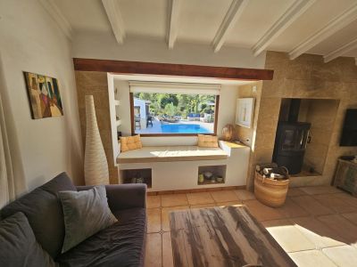 Salón con vistas a la piscina