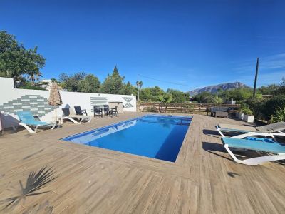 Piscina y terraza