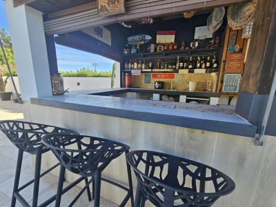 Bar exterior techado