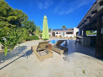 Piscina y terraza
