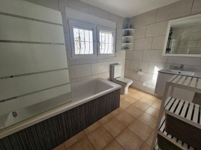 Cuarto de baño con bañera