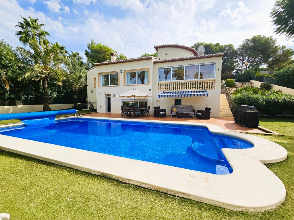 Piscina y jardín