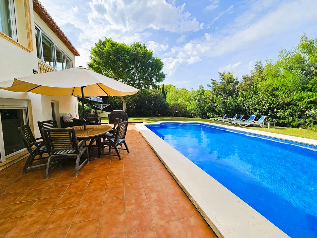 Piscina y terraza