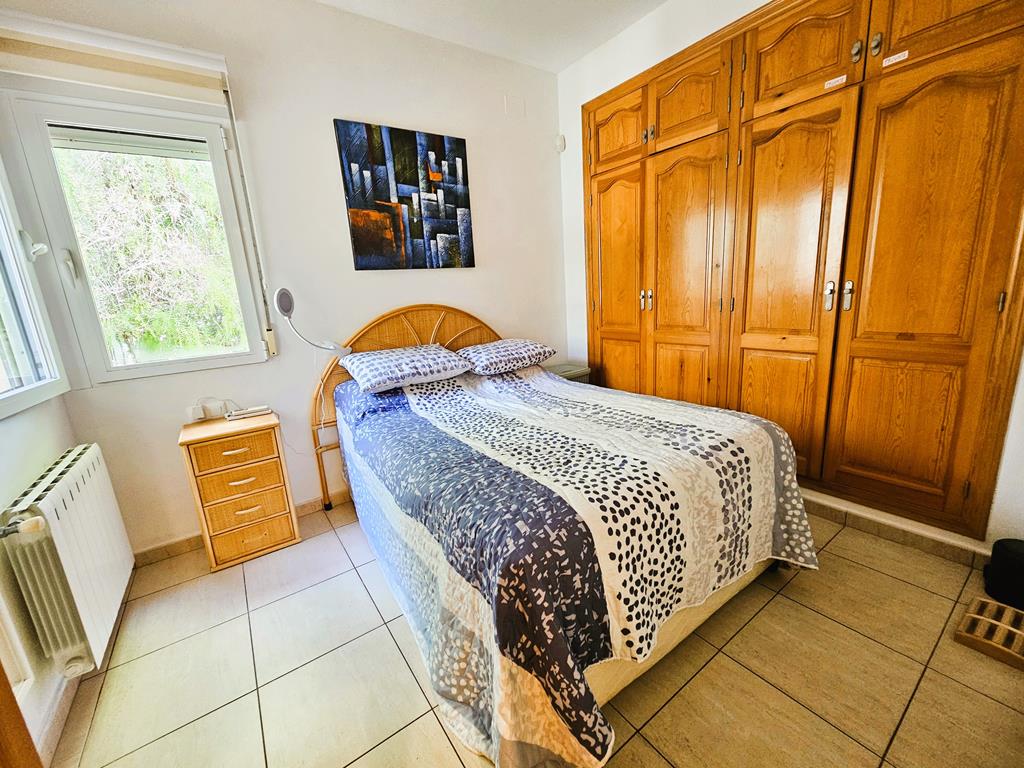 Dormitorio con armarios empotrados