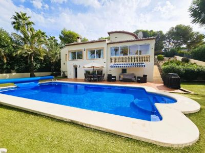 Piscina y jardín