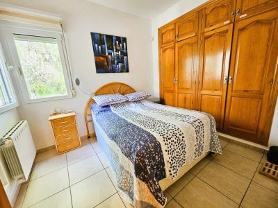 Dormitorio con armarios empotrados