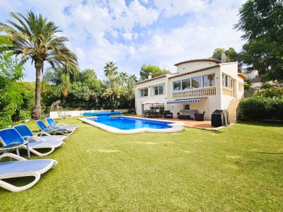 Exterior con jardín y piscina