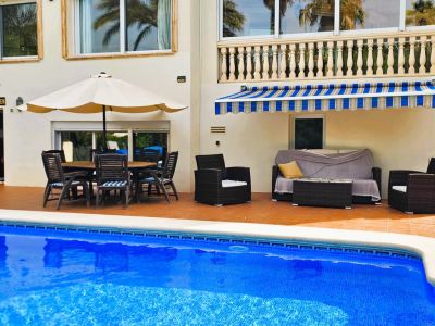 Terraza y piscina
