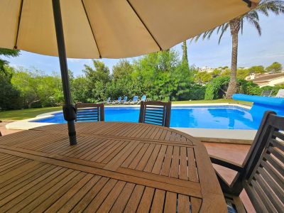Terraza y piscina