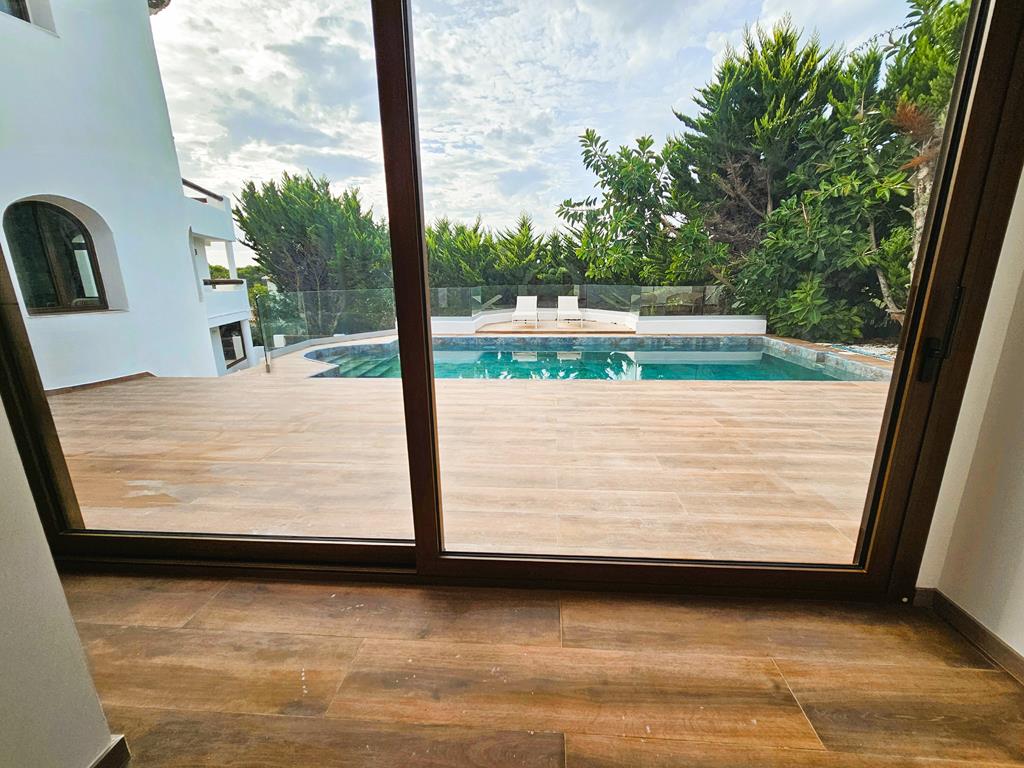 Vistas a la terraza y piscina