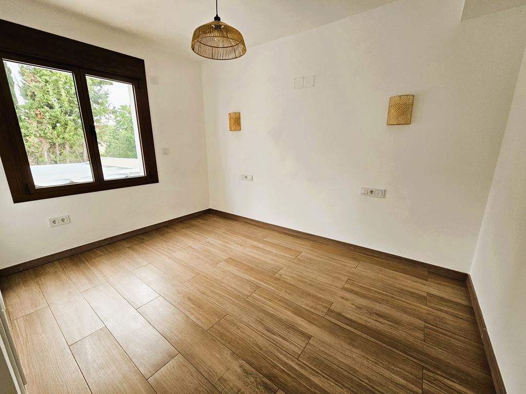 Dormitorio con ventana
