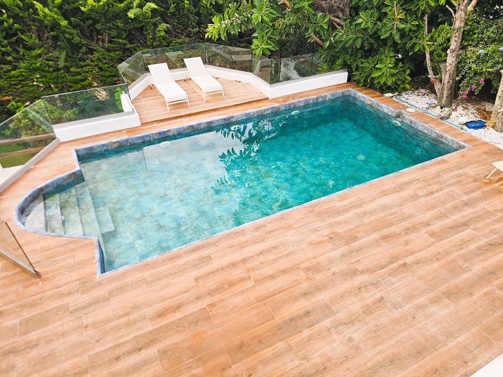 Piscina y terraza