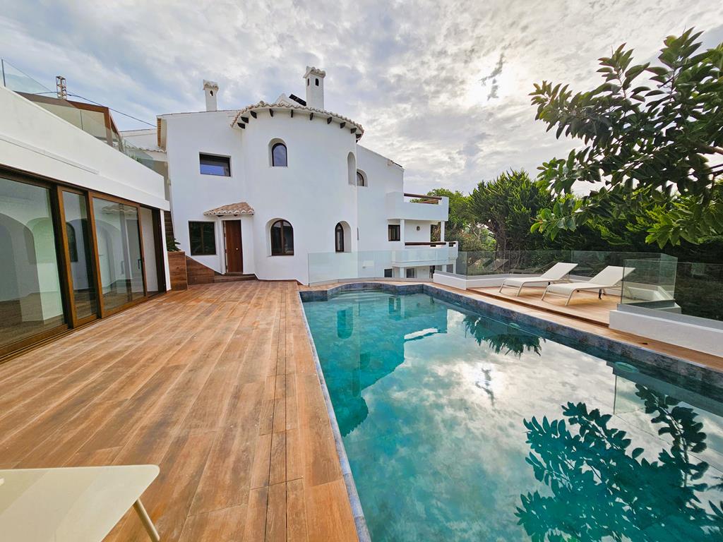 Piscina y terraza