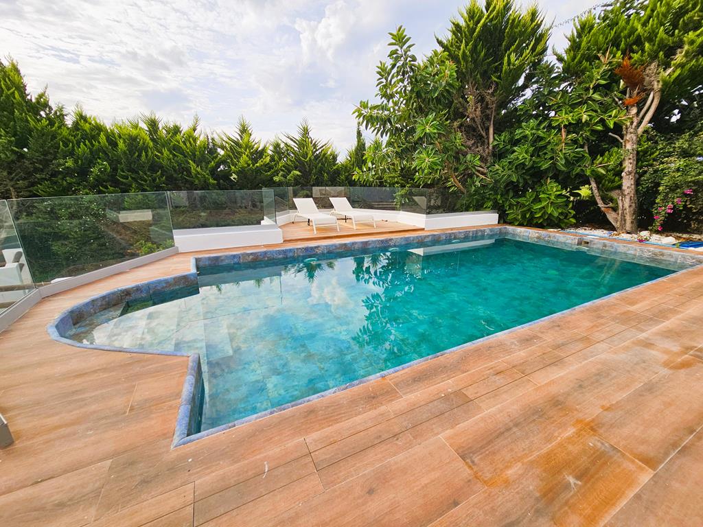 Piscina y terraza