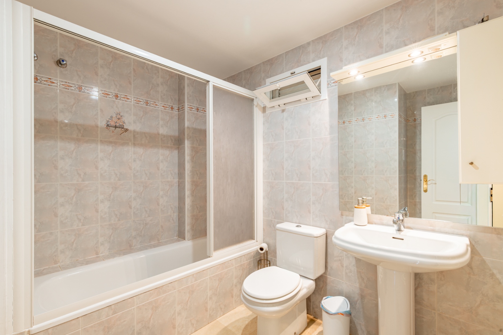 Cuarto de baño completo