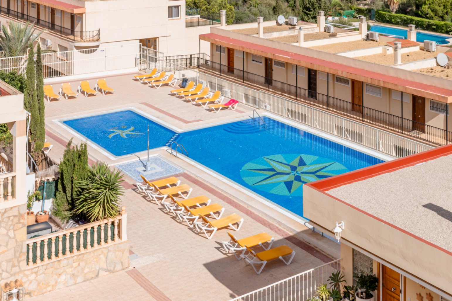 Piscina comunitaria y solárium