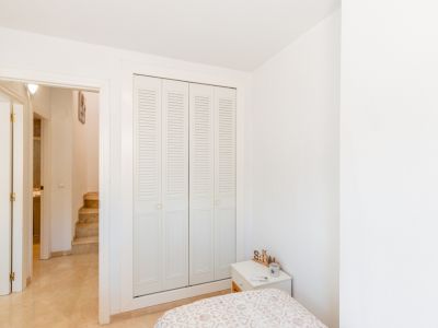 Dormitorio con armario empotrado