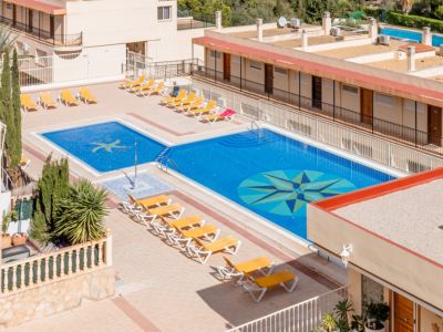 Piscina comunitaria y solárium