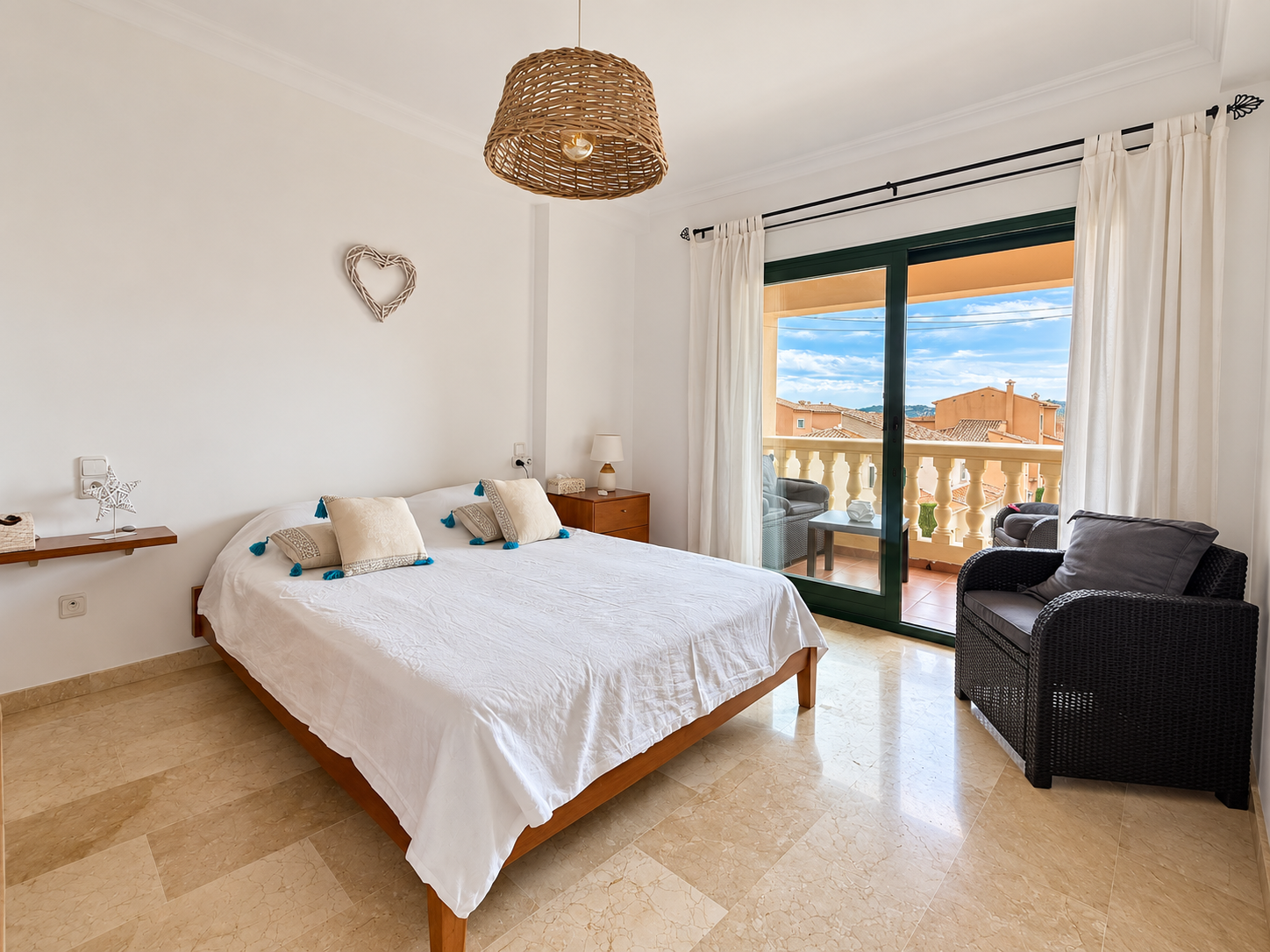 Dormitorio con acceso a terraza