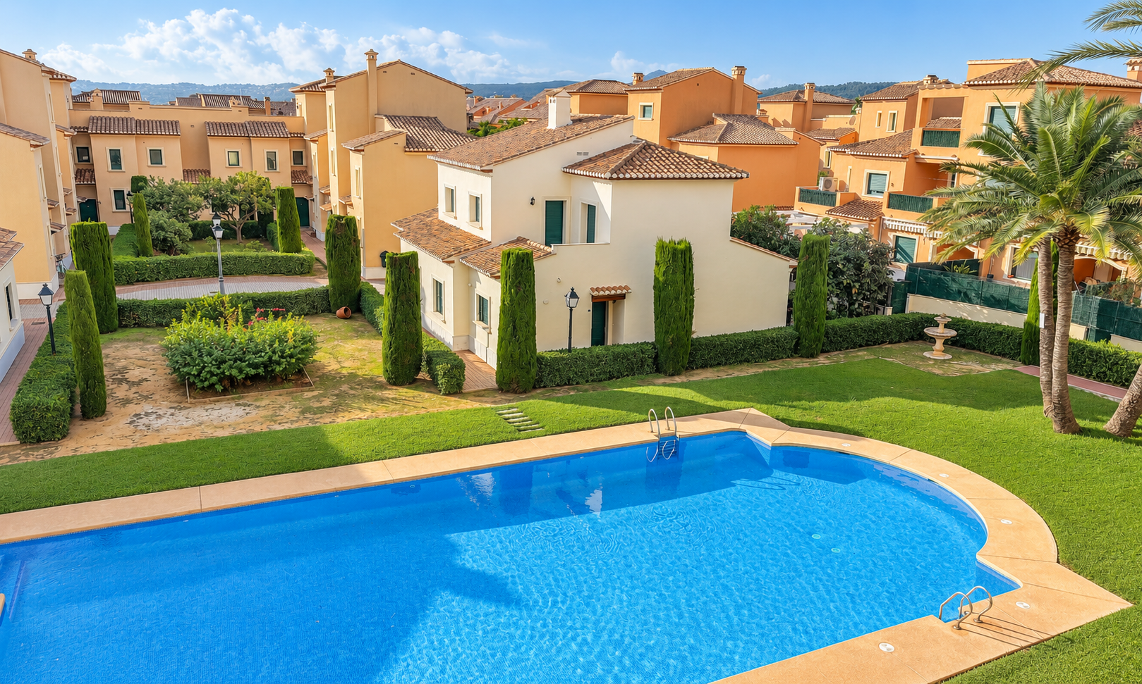 Piscina comunitaria y jardines