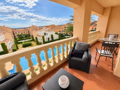 Terraza con vistas a la piscina