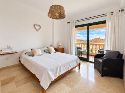 Dormitorio con acceso a terraza