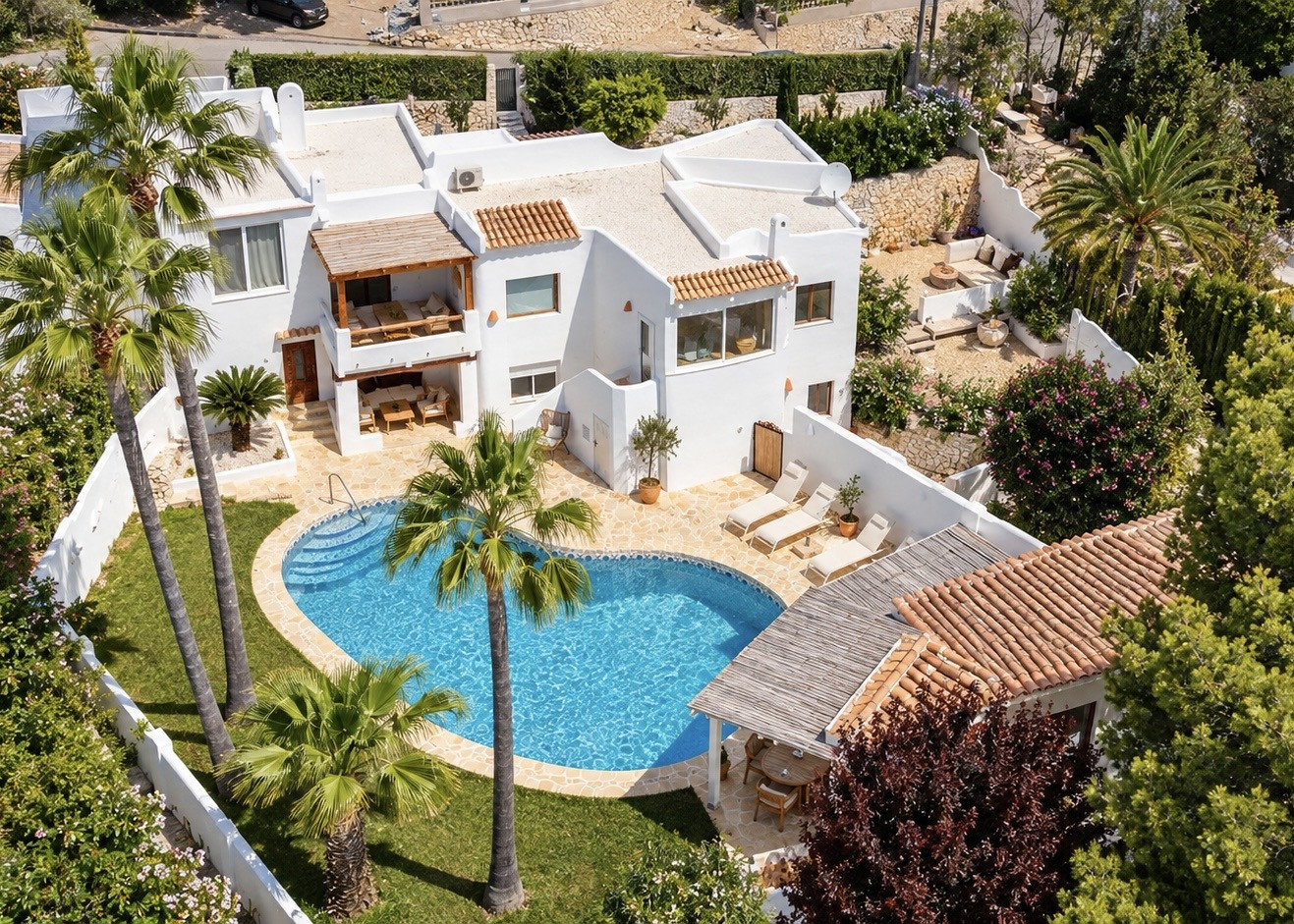 Exterior de la villa y piscina