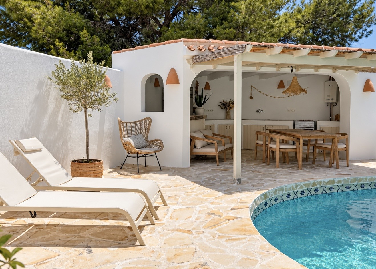 Cocina exterior y piscina