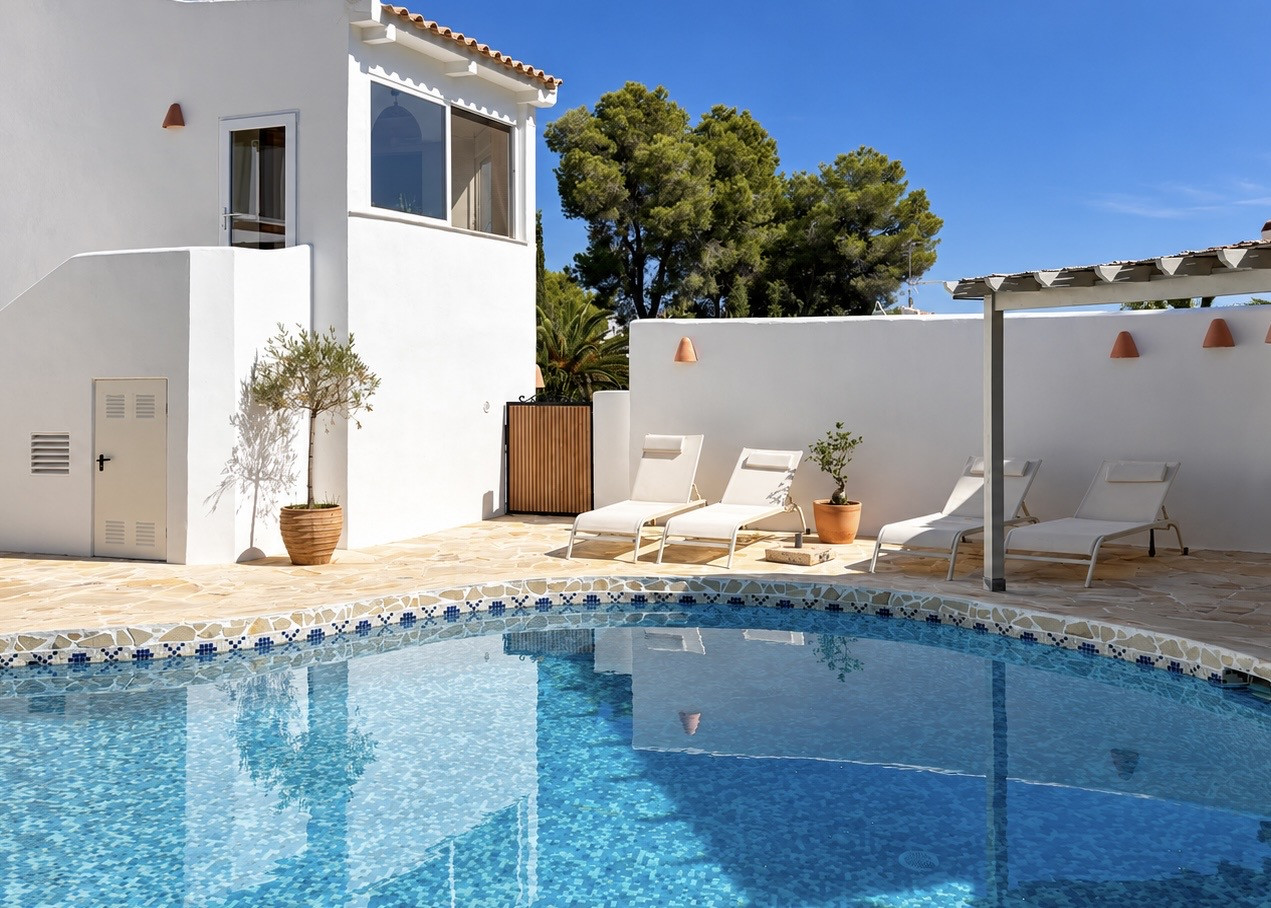 Piscina y terraza