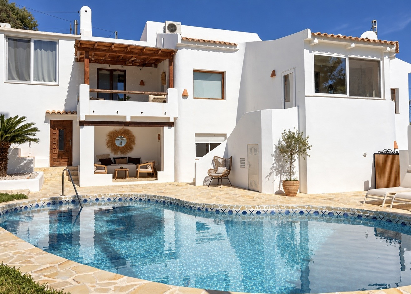Piscina y exterior de la villa