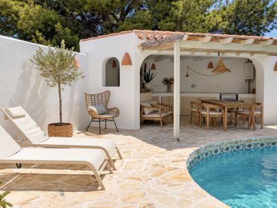 Cocina exterior y piscina