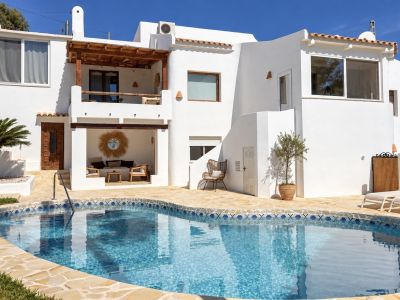 Piscina y exterior de la villa