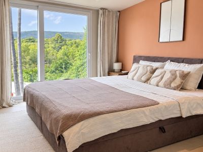 Dormitorio con vistas