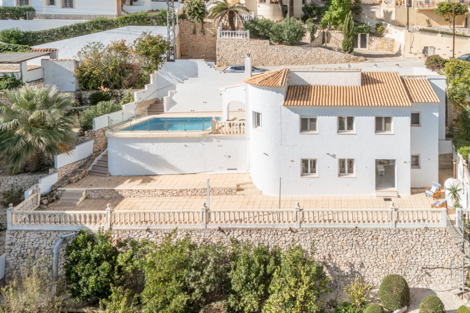 Vista exterior con piscina