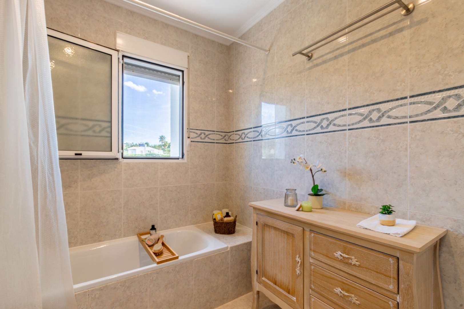 Baño en suite con bañera