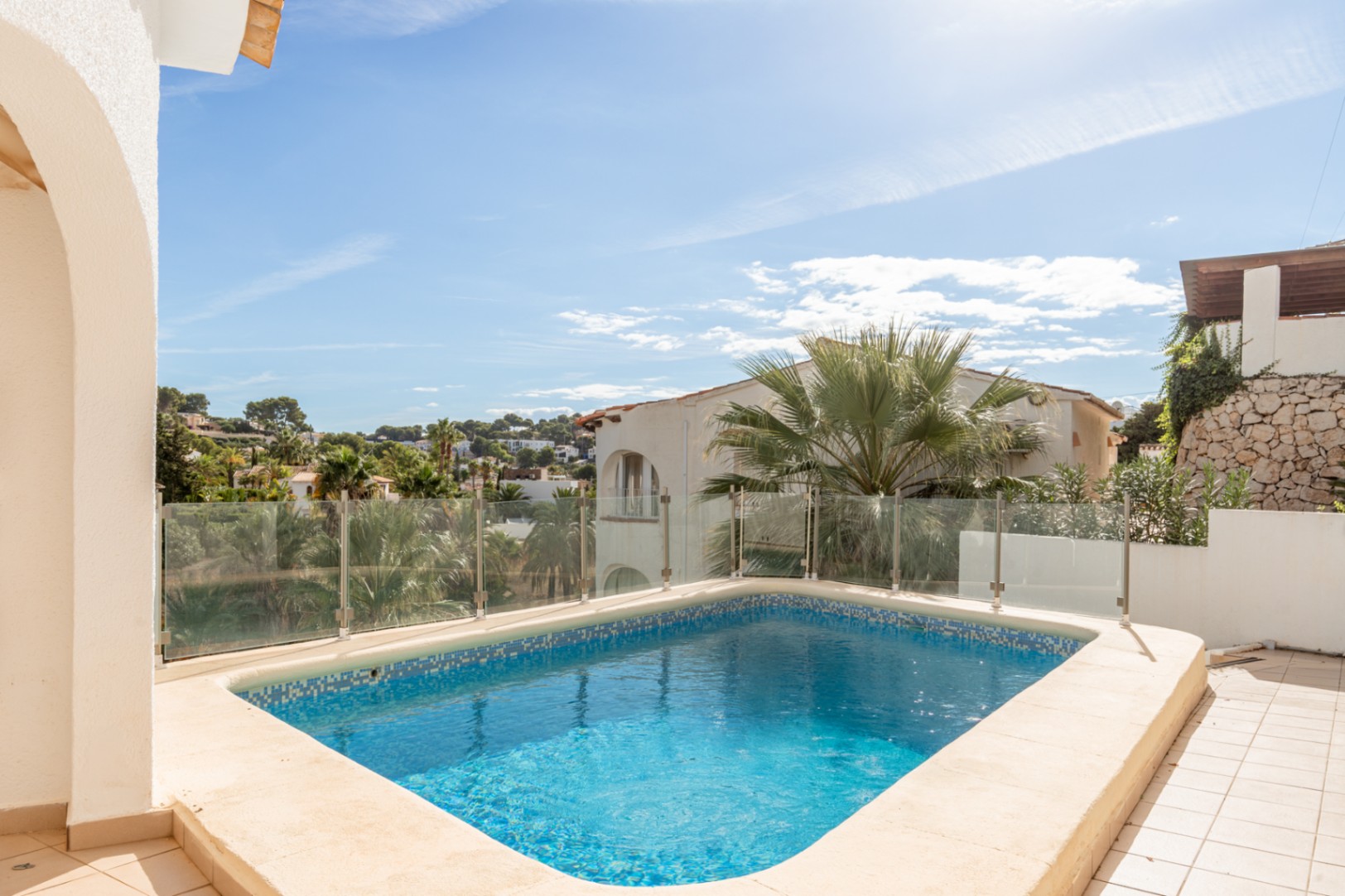 Piscina y terraza