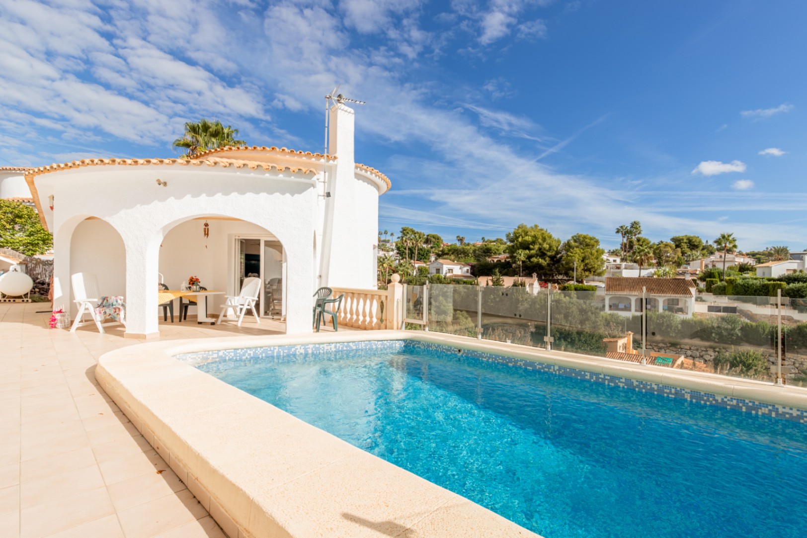 Piscina y terraza