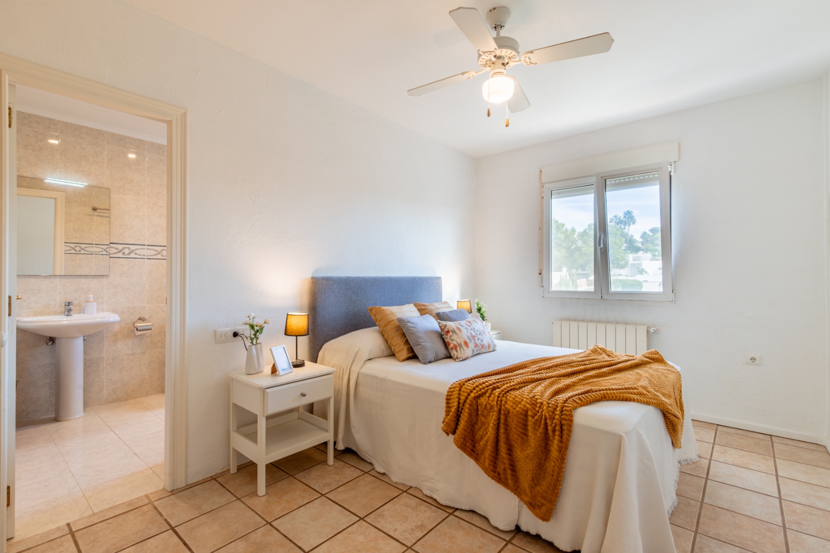 Dormitorio con baño en suite