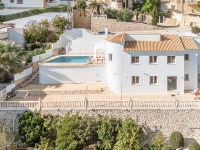 Vista exterior con piscina