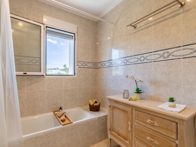 Baño en suite con bañera
